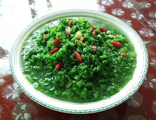 菜農(nóng)種植無(wú)需噴農(nóng)藥的蔬菜，不僅栽培簡(jiǎn)單、而且效益高